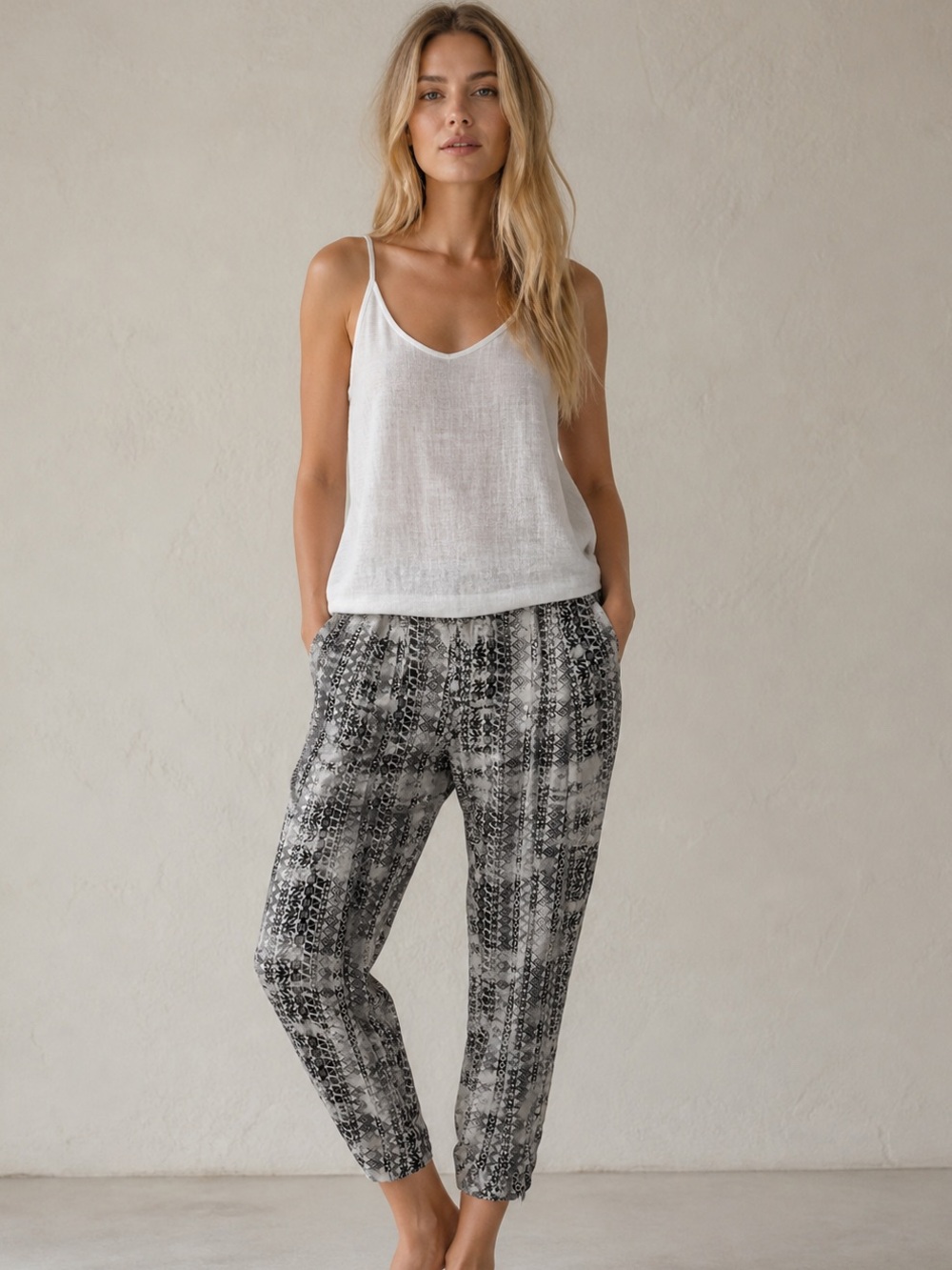 Parker 100% Silk Cropped Pants Size 6 High Rise Pleated Black White Geometric